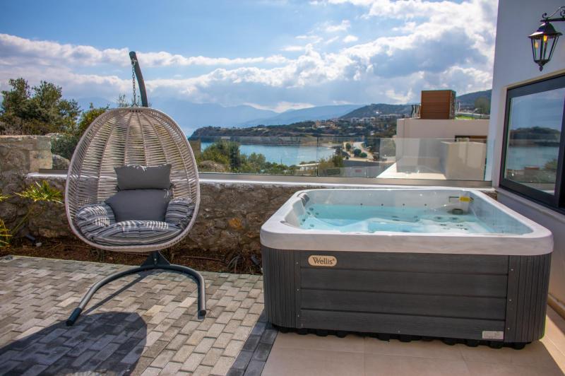 One Bedroom Suite With Hot Jacuzzi